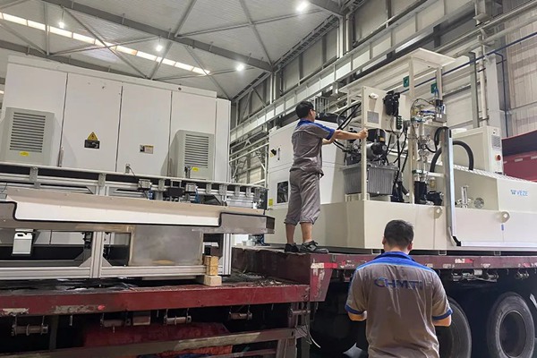 機床集團裝配分廠員工全力以赴趕制重慶諾特公司YS7232磨齒機緊急訂單，并將產品按期發貨。同時，為滿足客戶需求，高效完成安裝調試，裝配分廠員工任華鑫提前抵達用戶現場，以確保產品到達后第一時間進行收貨安裝。重慶機電集團供圖