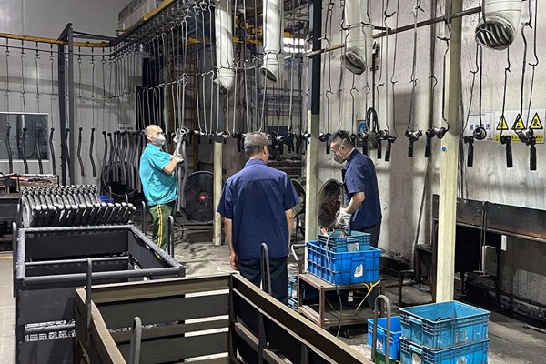 卡福公司全力趕制陜汽、重汽、長安等重點客戶產品訂單，奮力實現年度生產經營目標。重慶機電集團供圖