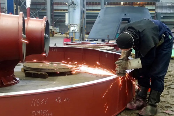 重水公司按下復工復產“快進鍵”，在保證安全生產的前提下，各車間一線員工加班加點趕進度、趕工期、保品質，整個廠房機器轟鳴，一派繁忙景象。重慶機電集團供圖