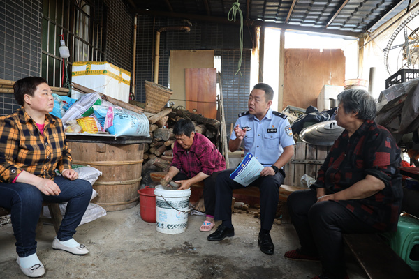 余俊在走訪工作中。