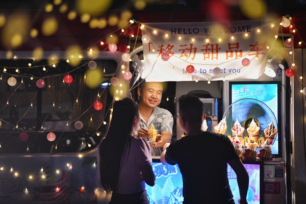 市民逛夜市購物。郭旭攝