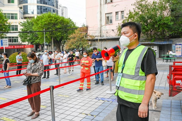 志愿者在工作中。