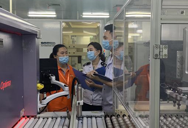 重慶兩路寸灘保稅港區稅務局工作人員前往企業了解生產經營情況，宣傳相關國際稅收政策。熊玉婷攝