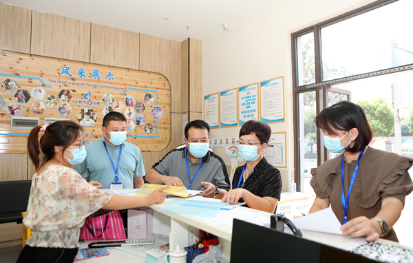 聯合執法人員在校外培訓機構檢查。陳仕川攝