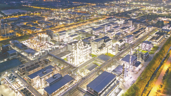廣安經濟技術開發區新橋化工園區夜間生產景象。廣安市委宣傳部供圖