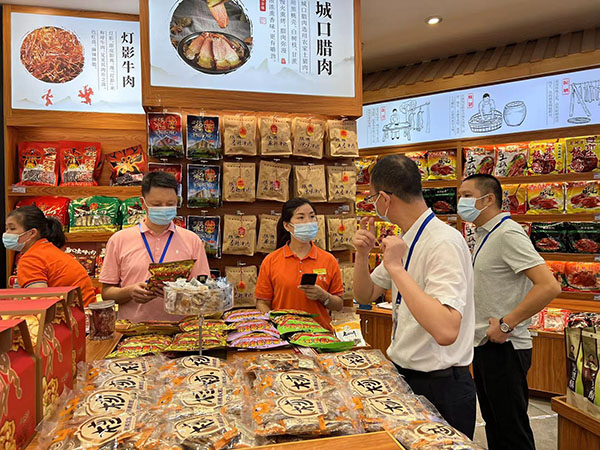 執法專項行動現場。渝中區市場監管局供圖