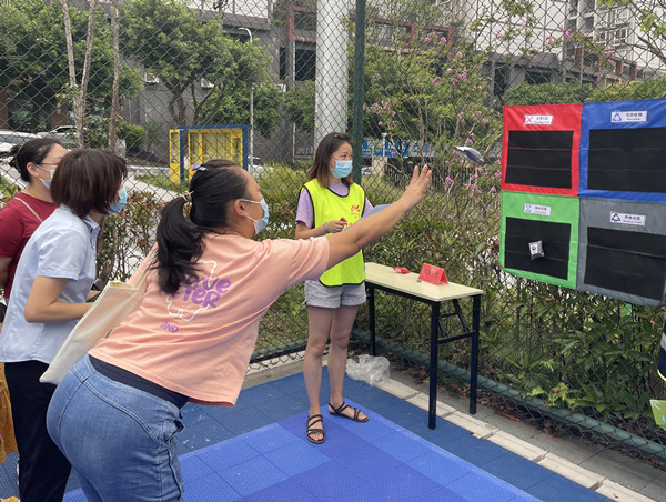 居民積極參與垃圾分類趣味游戲。魏瑜攝