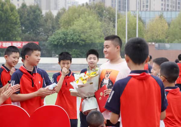 龍杰和學生交流。向詩佳攝