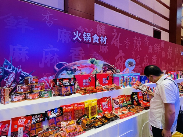 產品展示區。實習生越倚航攝