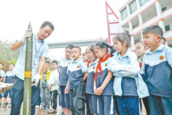 華鎣市氣象局講解人工增雨防雹火箭的作用。華鎣市融媒體中心供圖