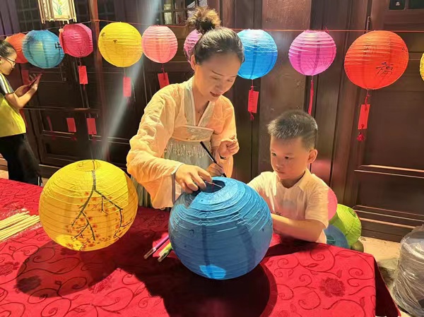 小朋友制作燈籠感受節日氛圍。蔣海濤攝