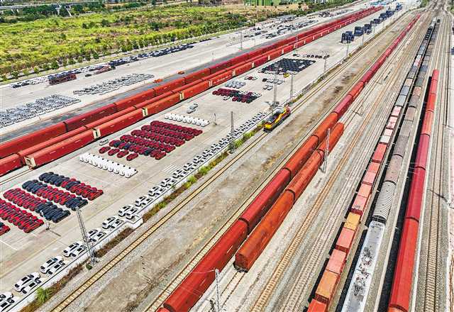 9月5日，果園港國家物流樞紐，渝懷鐵路魚嘴貨運站北貨場，商品車在此分撥轉運。魚嘴鐵路商品車貨運比例占全市鐵路整體發運量超過65%。