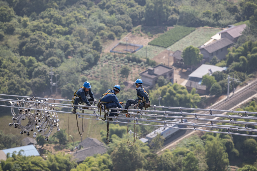 9月13日，在重慶市江津區白浙線長江大跨越施工現場，施工人員準備進行導線間隔棒安裝。黃偉攝