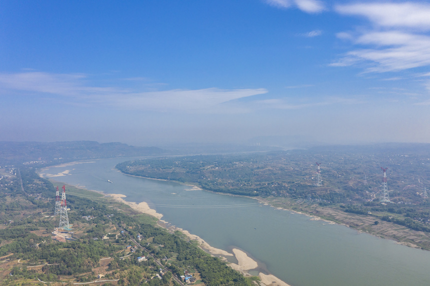 白浙線重慶段長江主跨檔距1635米，是目前西南地區跨越檔距第二長的輸電線路。黃偉攝