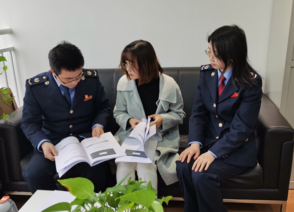 重慶市沙坪壩區稅務人員為重慶皓蓉置業發展有限公司財務人員宣傳非稅收入電子稅務局申報繳費流程。甘雪芹攝