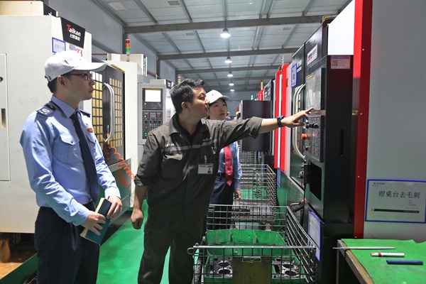 大渡口區稅務人員走訪重慶太倉科技有限公司，了解企業生產情況，宣傳組合式稅費支持政策。陳語詩攝