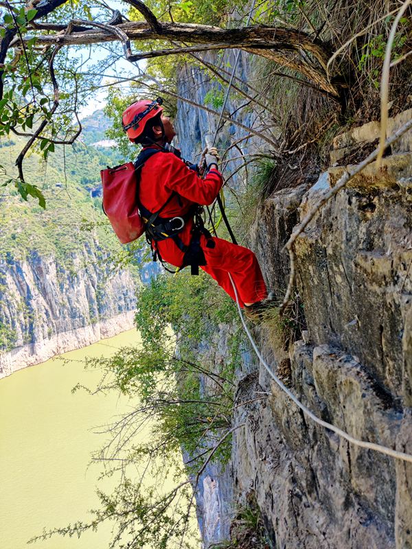 《高位危巖裂隙調查》。8月上旬，重慶地研院組織高空作業人員攀爬崖壁，調查瞿塘峽右岸危巖的裂隙，安裝地災防治監測設備。王琦攝