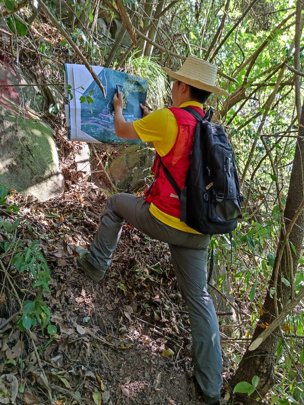 《獅子壩危巖調查照片》。8月20日，為應對即將到來的強降雨，重慶地研院九所駐守地質隊員李書林頂著酷暑、穿越荊棘對萬州區恒合土家族鄉高風險群測群防點獅子壩危巖開展詳細調查工作，為合理劃定高風險區范圍和雨前準確撤離受威脅人員做前期地質資料準備。唐道勇攝