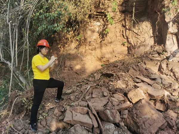 《加強巡查排查 》。8月25日，南江地質隊駐守地質隊員吳爽來到長壽區菩提街道菩提山巡查排查。劉黎攝