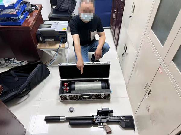 犯罪嫌疑人指認作案工具。兩江新區警方供圖