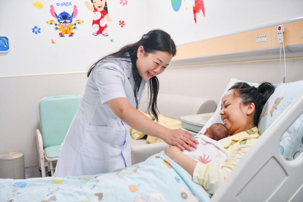 新生兒科副主任韋紅教授床旁查看和指導。鄒樂攝