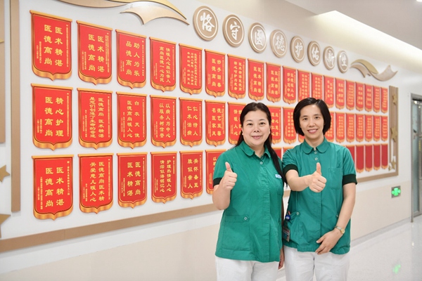 ?一面面錦旗背后，是患兒家長對新生兒科醫護人員的肯定，更是一種激勵。鄒樂攝