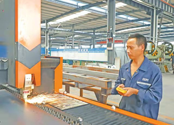 激光切割機切割汽車配件原材料。廣安市委宣傳部供圖