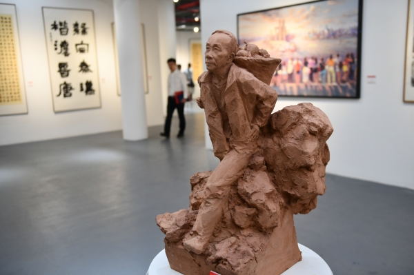 美術家協會副主席張俊德的雕塑作品《奔向致富路》。陳驊攝