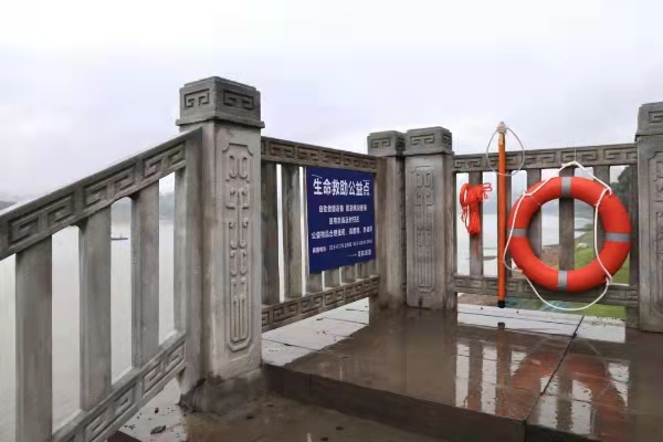 每個“生命救助公益點”都配備了救生圈、救生竿、救生繩“三個一”組合救援設備。蓮花街道供圖