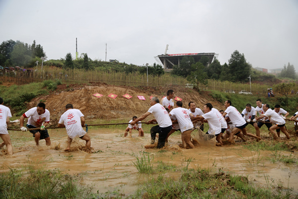 魚塘拔河。楊孝永攝