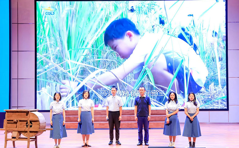 老師講解傳統農具。童心小學供圖