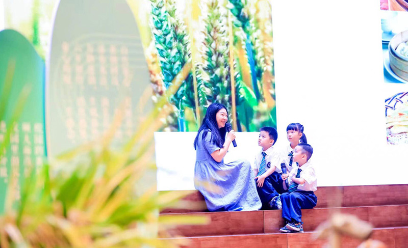 老師為學生講解五谷的來歷和種類。童心小學供圖