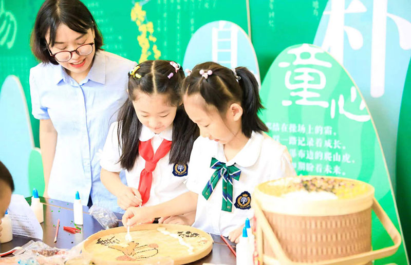 五谷貼畫有著五谷豐登、國泰民安的美好寓意。童心小學供圖