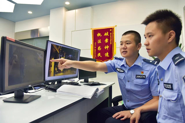 案件辦理隊偵查。綦江區公安局文龍派出所供圖