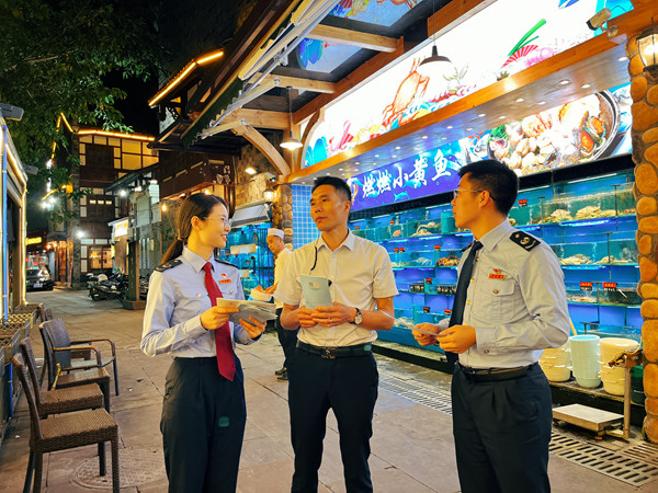 榮昌區稅務局稅務干部到榮昌區昌州故里夜市宣傳稅收優惠政策。黃佳攝