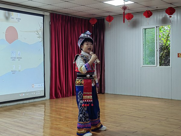 歌曲表演《土巴格里人》。王瓊攝