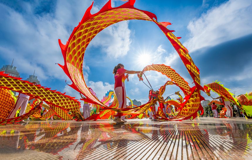 人們在南川區市民廣場舞龍健身。瞿明斌攝