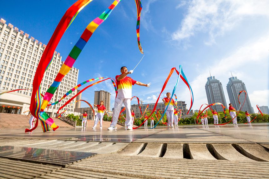 人們在南川區市民廣場舞龍健身。瞿明斌攝