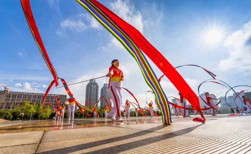 人們在南川區市民廣場舞龍健身。瞿明斌攝