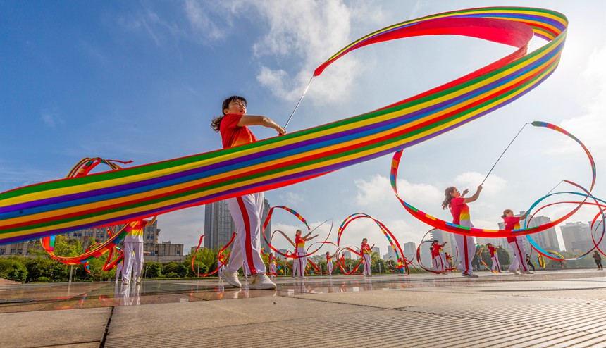 人們在南川區市民廣場舞龍健身。瞿明斌攝
