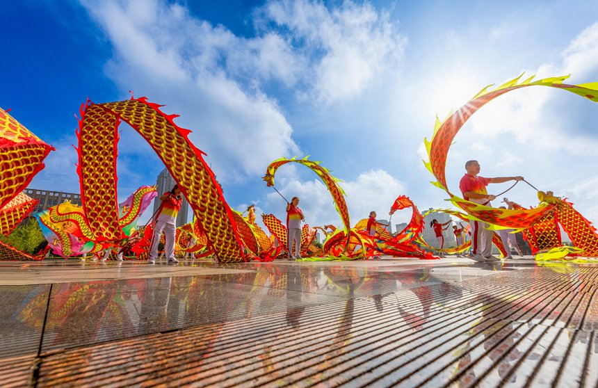 人們在南川區市民廣場舞龍健身。瞿明斌攝