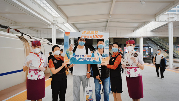 旅客合影紀念。