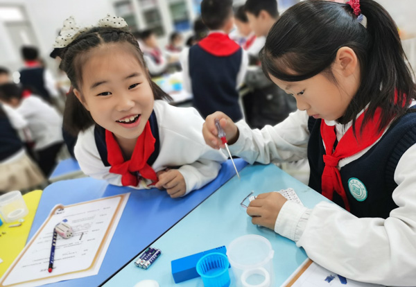 學生對實驗課興趣很濃。大足區高新區小學供圖