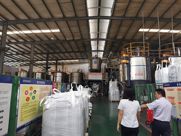 走訪重慶華塑科技有限公司。綦江民生村鎮銀行供圖