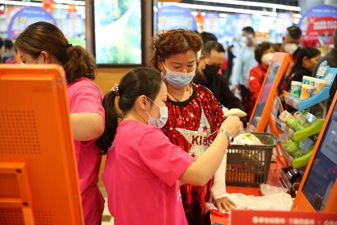 顧客通過“多點”自助購在重百新世紀超市快捷支付購物 。重慶百貨供圖