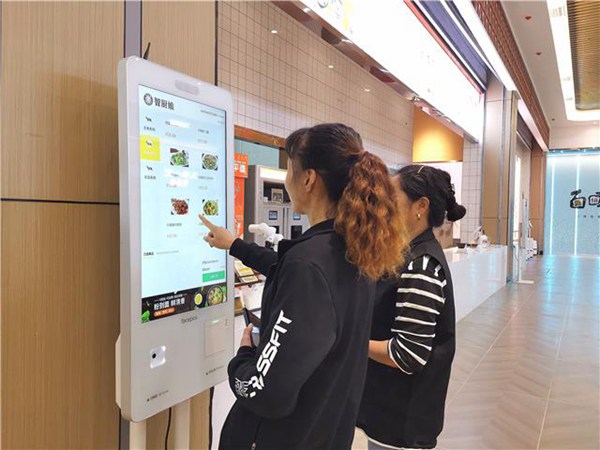 體驗智慧點餐。梁平區融媒體中心供圖