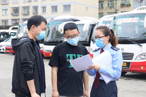 城口縣稅務人員走訪轄區交通企業，宣傳社保緩繳政策。廖欣玥攝