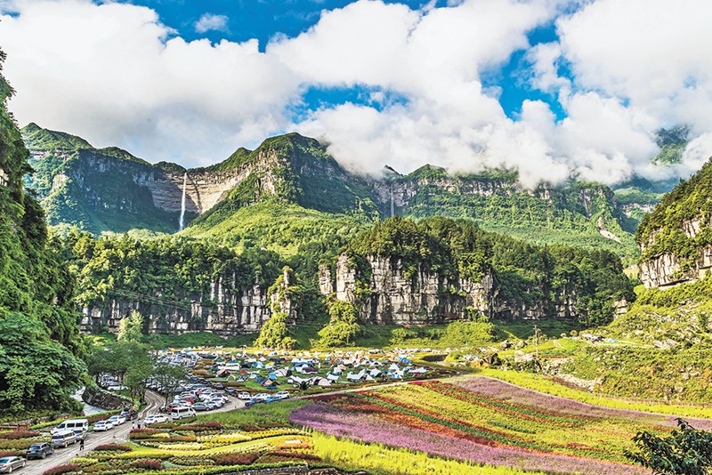游客在南川區萬卷書臺景區露營游玩，親近自然。(南川區委宣傳部供圖)