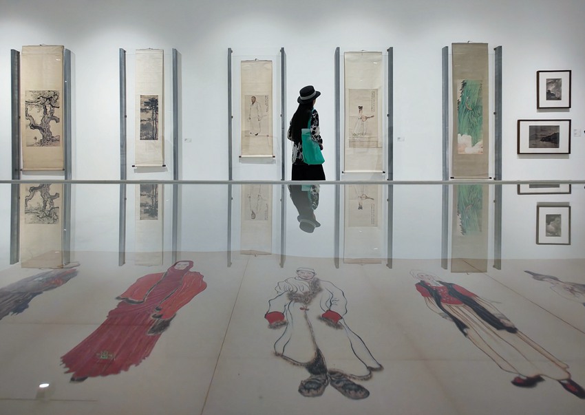 市民觀看展覽。龍帆攝