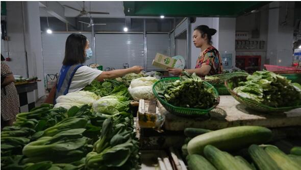 垃圾分類指導員在講解分類知識。勞動一村社區供圖